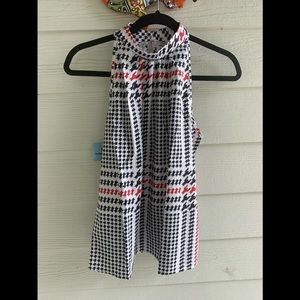 Cute summer top, shoulder bearing, back button.